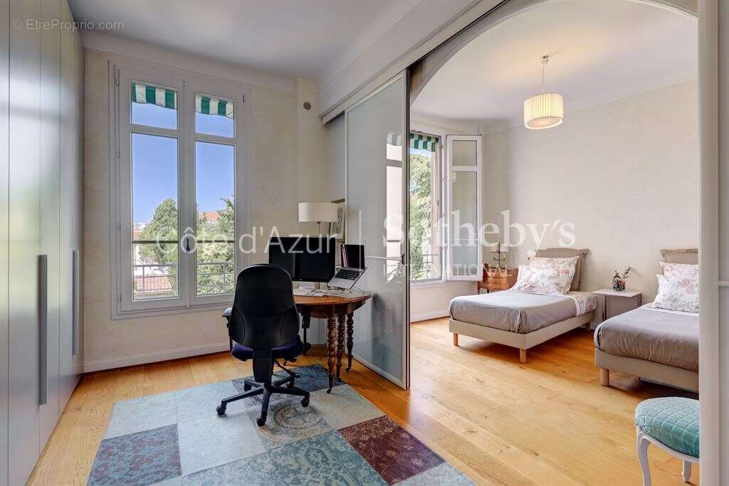 Appartement bourgeois Belle Époque avec vue mer au centre de Cannes - photo 5