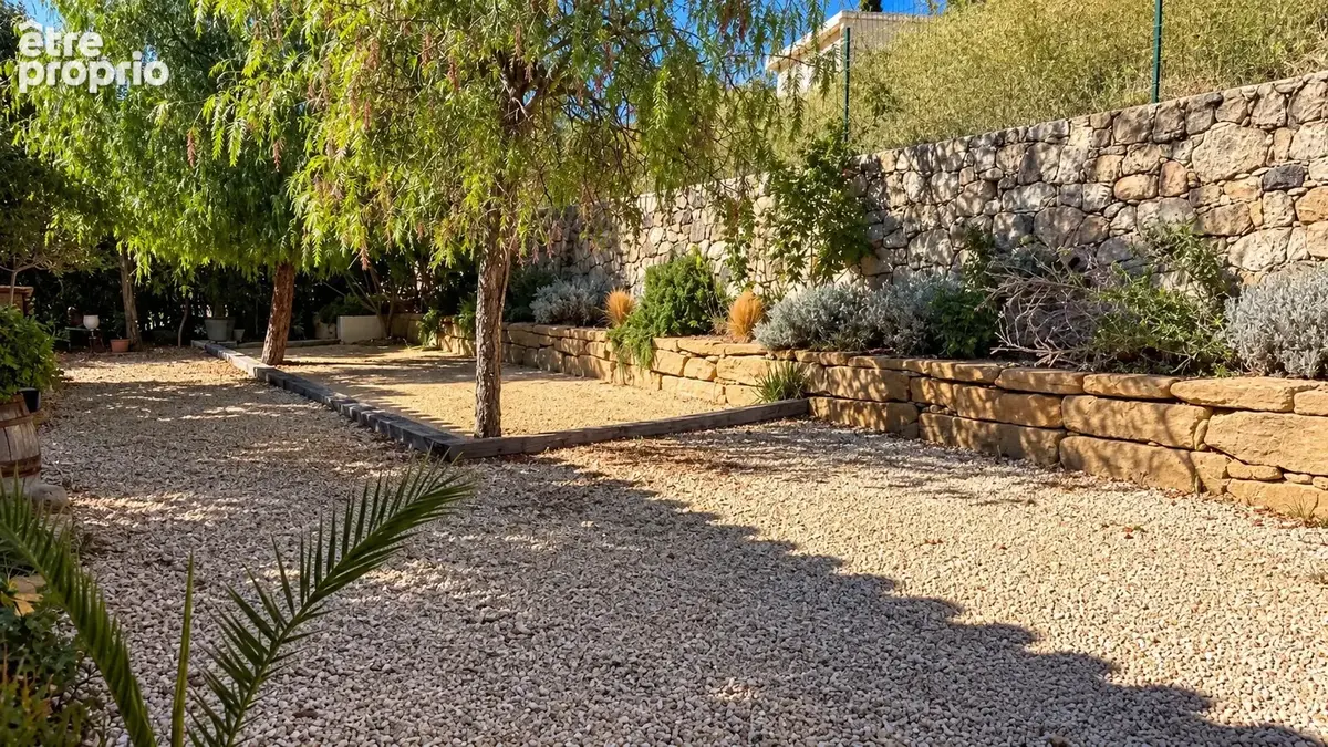Ollioules - Villa aux beaux volumes avec aperçu mer et fort potentiel - photo 13