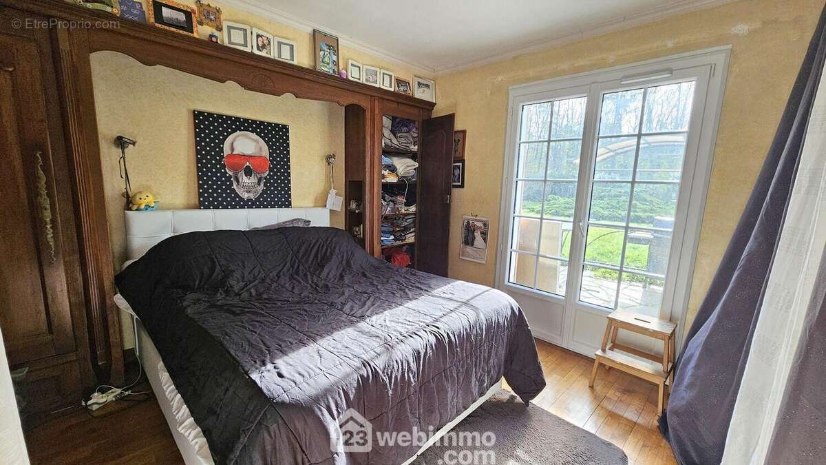 Au RDC, une chambre de 15 m² toute parquetée. - Maison à NOISY-SUR-ECOLE