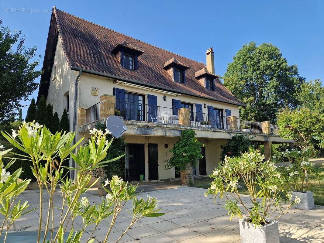 Perigordine avec piscine et magnifique vue sur la Vallée. - photo 3