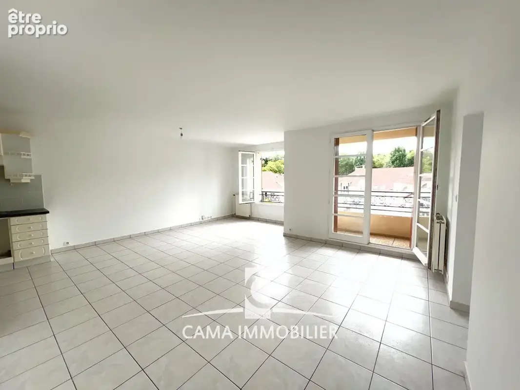 Appartement au centre du village vaste séjour, une grande chambre, box et ascenseur - photo 2