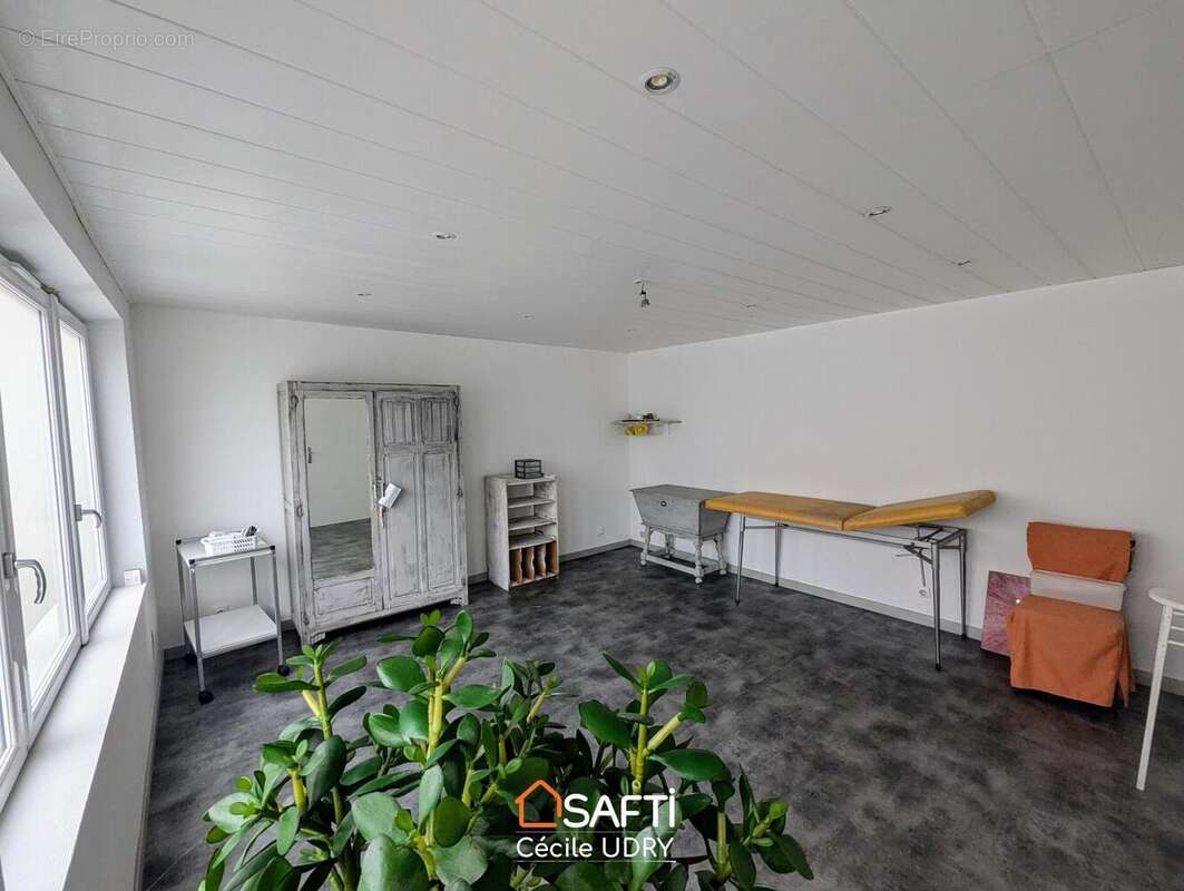 Photo 2 - Commerce à TRUYES