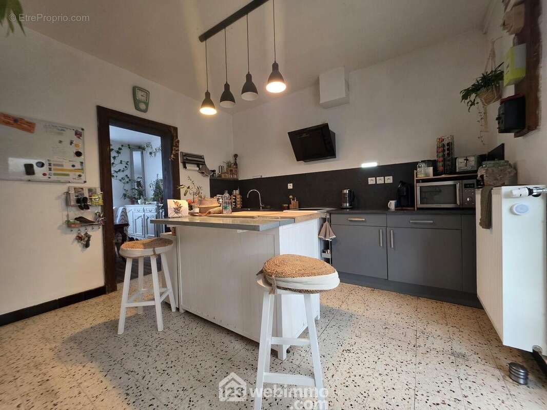 Une spacieuse cuisine entièrement équipée, fonctionnelle et conviviale. - Maison à LAON