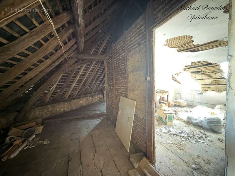Maison à rénover avec garage indépendant – Fort potentiel à Mansigné - photo 10