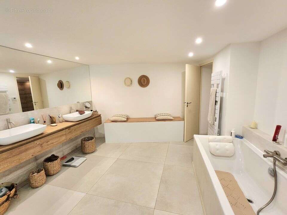 LOFT 118 M² / COEUR CHATEAU GOMBERT 