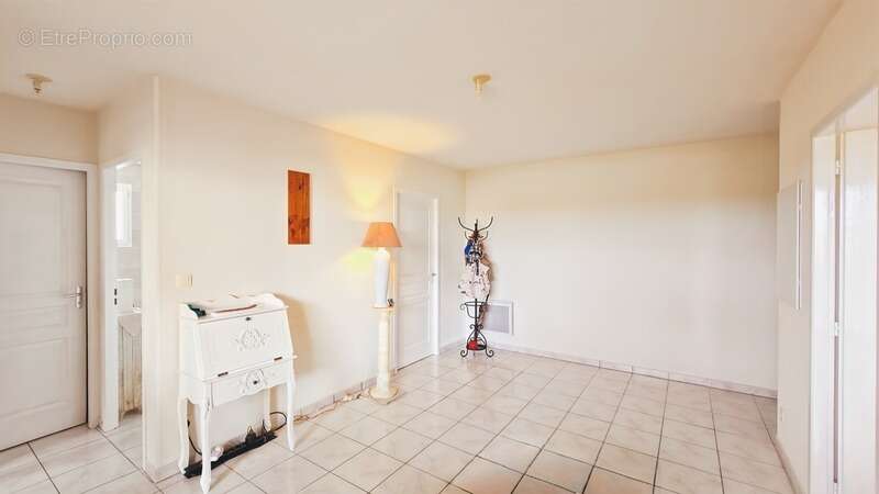 Appartement à vendre 3 pièces SAINT JEAN D'ANGELY (17) au rez-de-chaussée, 1 place de parking + accès piscine - photo 10