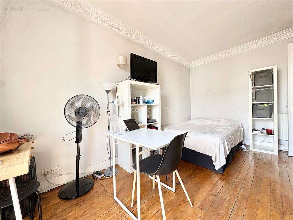 Coulee verte / beau studio / type haussmannien / dernier etage par ascenseur / - photo 2