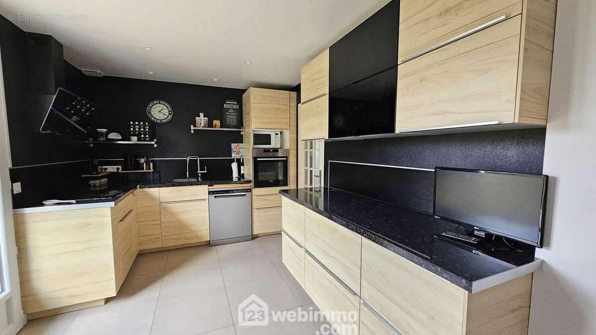 Une cuisine de 11 m² très fonctionnelle et son accès direct à la terrasse. - Maison à MILLY-LA-FORET