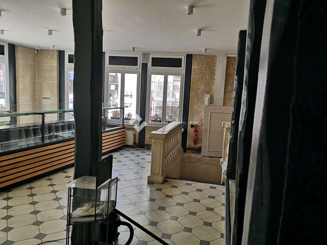 Commerce 251 m² à Crepy-En-Valois  - photo 4