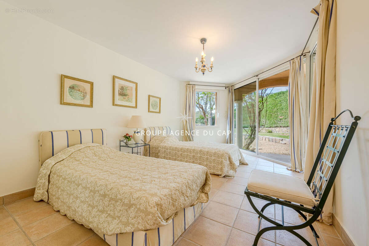 Magnifique vue sur le golf villa 7 pieces avec piscine et double garage - photo 16