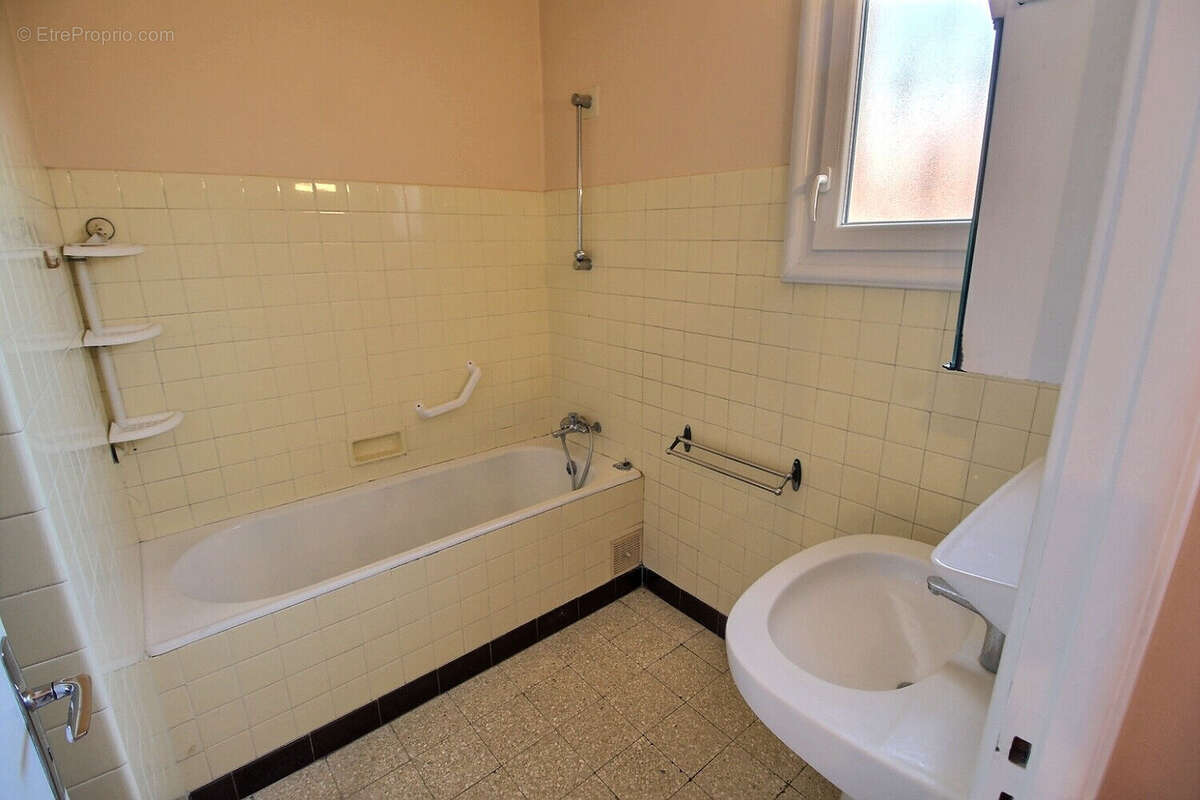 À vendre a bages - maison de ville avec grand garage et exterieur  - proche lac de villeneuve-de-la-raho - photo 10