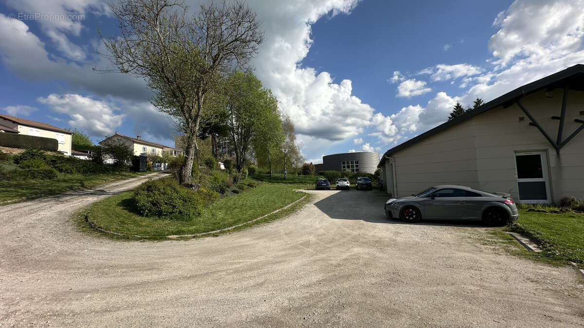 Commerce à SAINT-JUST-MALMONT