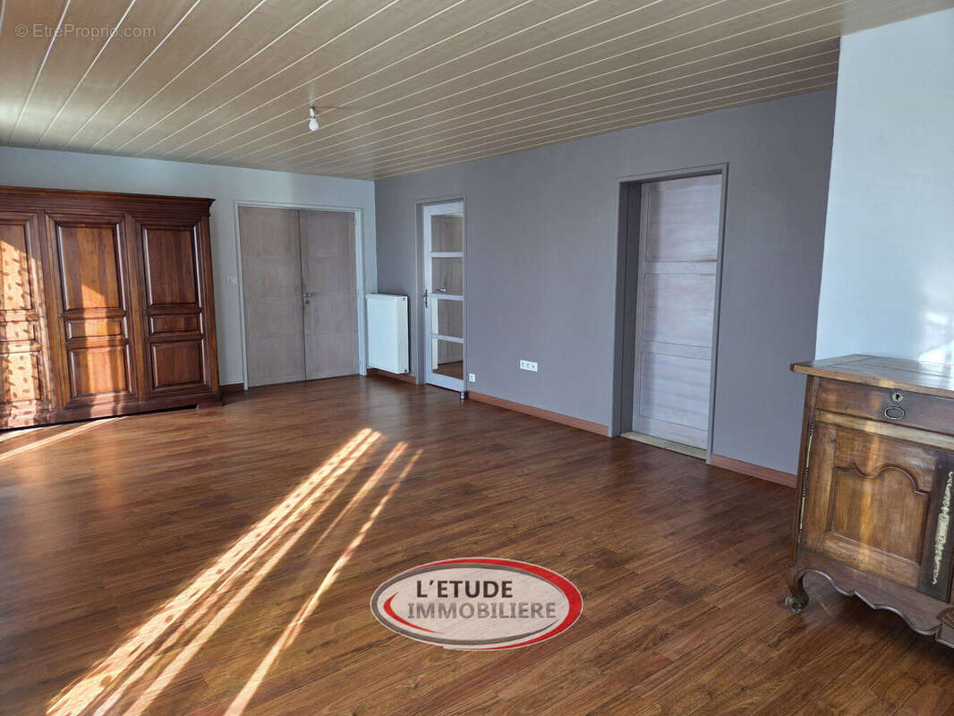 Maison 222 m² à Saint-Hilaire-De-Chaleons  - photo 6