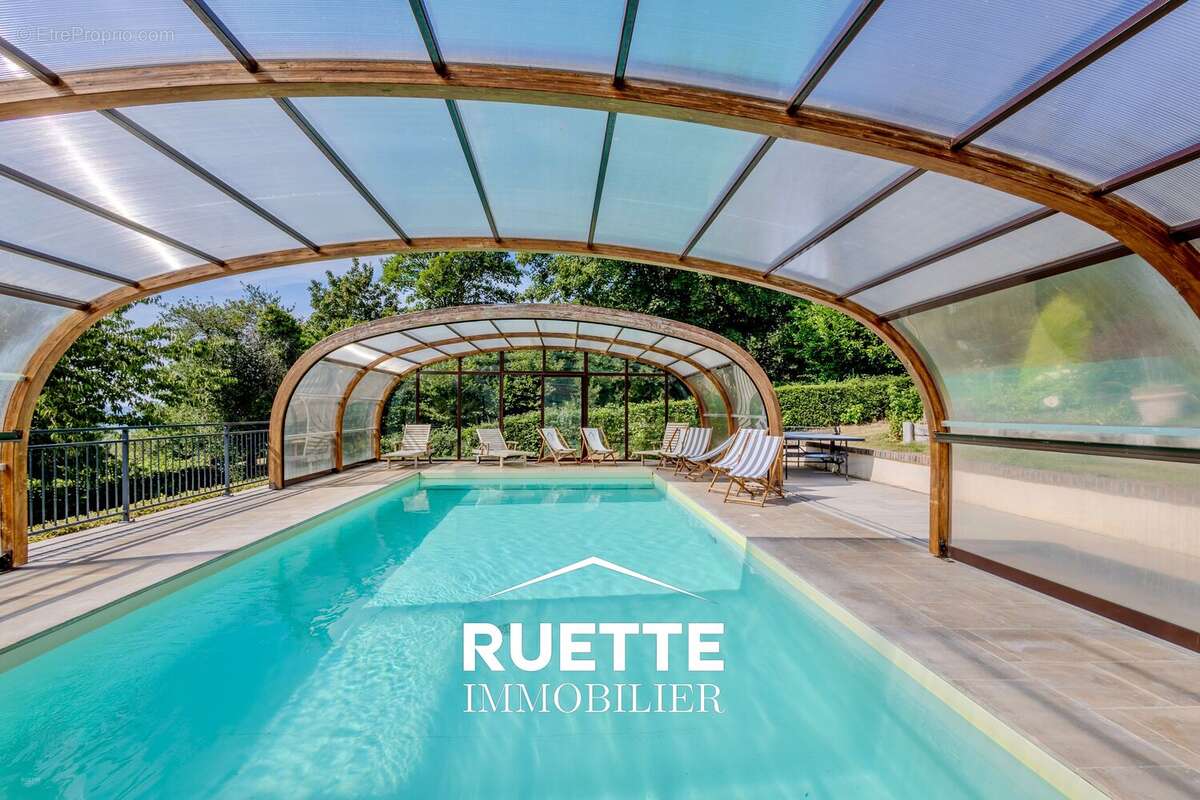 Maison 1049 m² à Saint-Samson-De-La-Roque  - photo 3