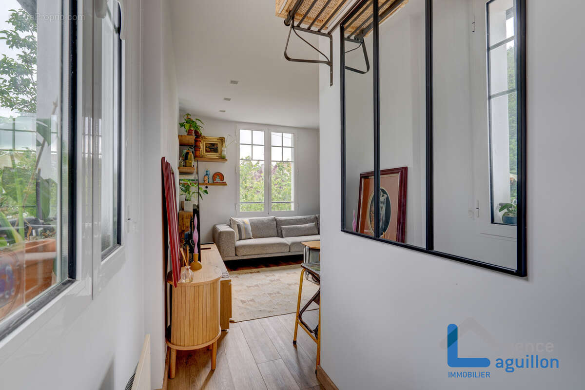Proche baie superbe t1bis entierement renove   coup de coeur assure ! - photo 4
