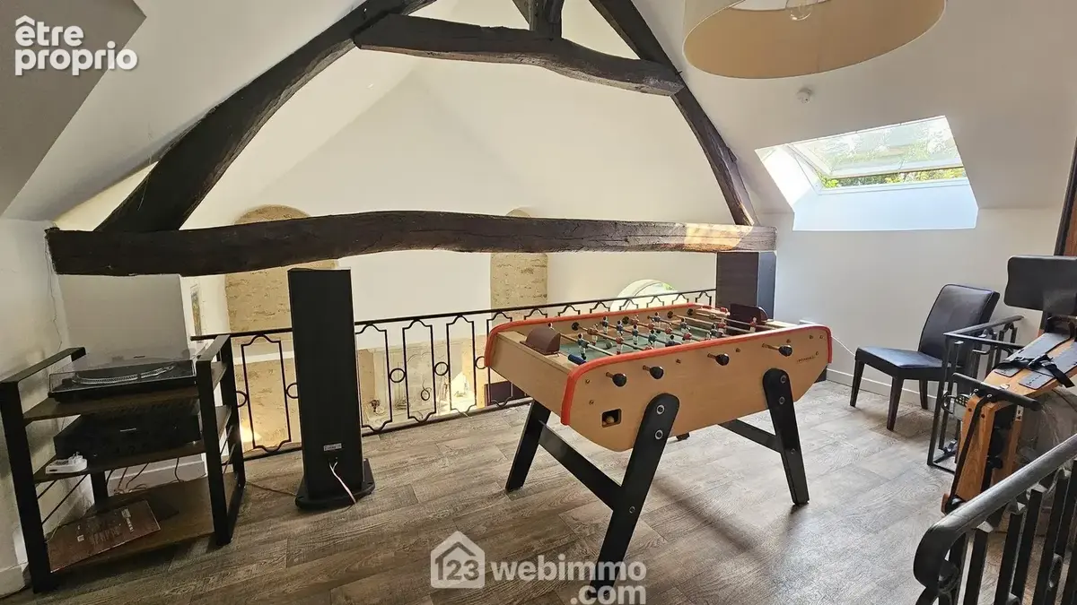 Une belle mezzanine de 21 m² surplombant le séjour.