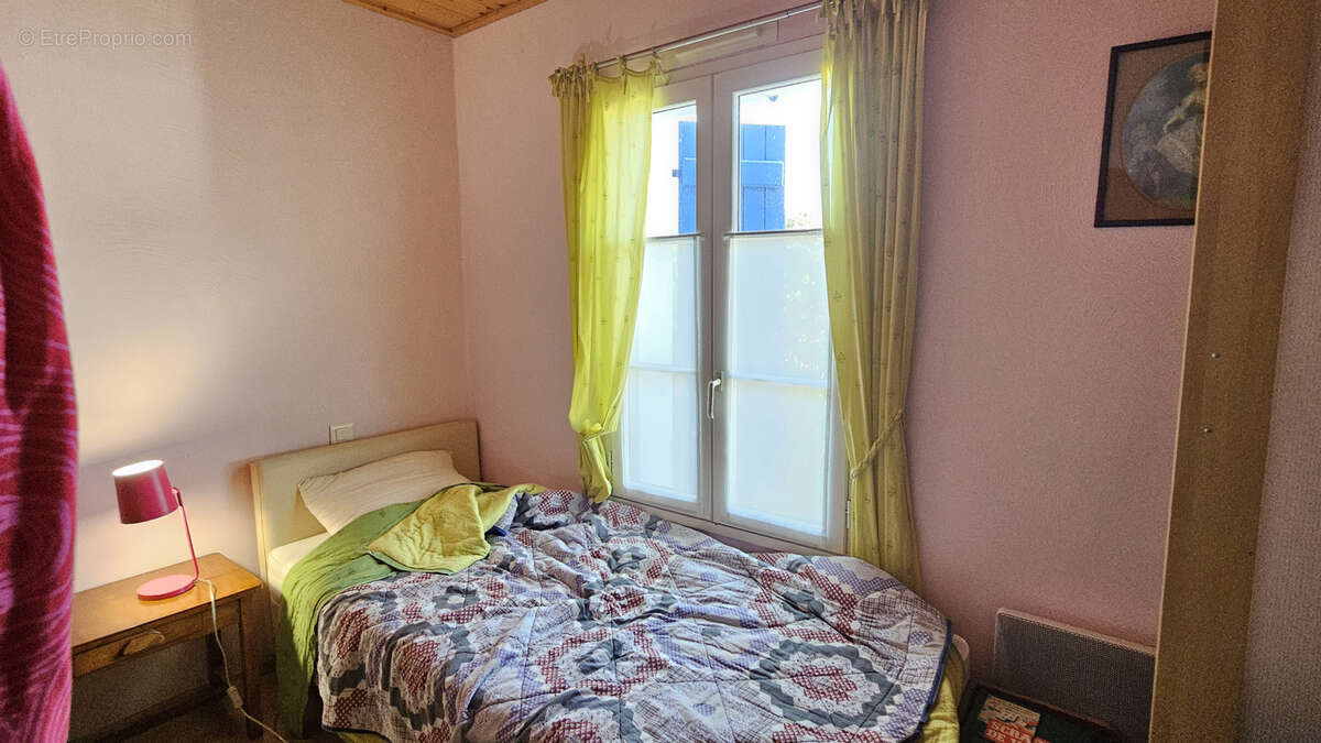 A proximité du bois des Eloux, belle maison en très bon état. - photo 17