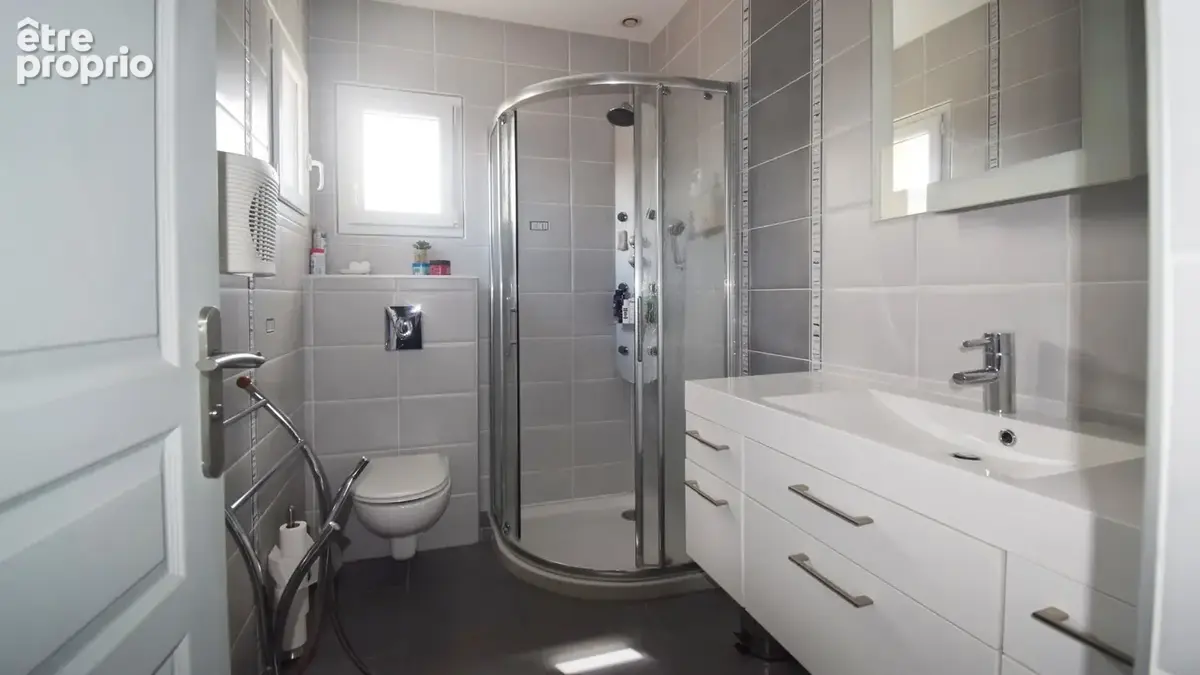 À VENDRE - Maison d'architecte avec piscine, dépendance aménagée et grange sur terrain arboré à 5 minutes de Vichy - photo 12