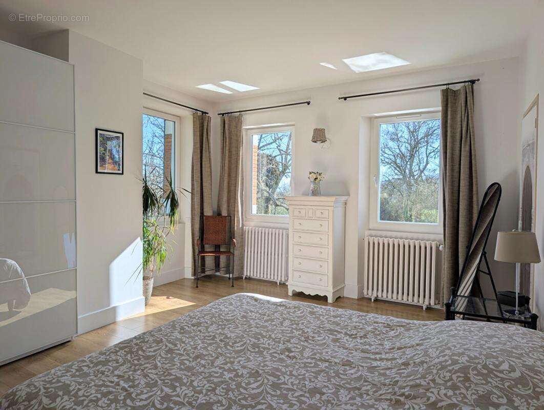 Demeure du 18ème de 289 m² avec piscine et dépendances sur terrain de 3 hectares - photo 11