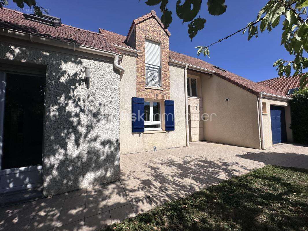 Maison à SAVIGNY-LE-TEMPLE