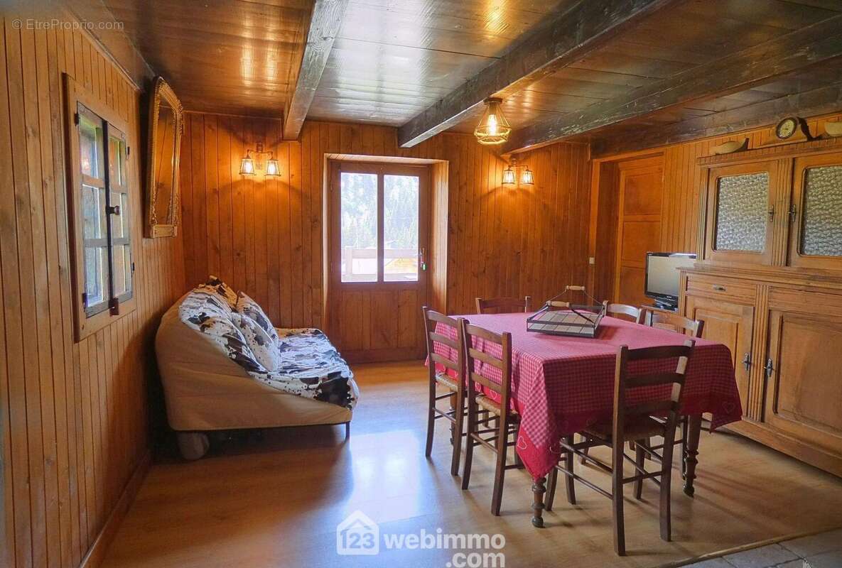 Ici le séjour qui profite d'un accès direct sur la terrasse. - Maison à UGINE