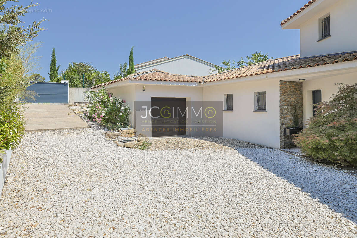 Villa contemporaine T5 de 150m2 habitables avec vue dominante, garage et piscine ! - photo 20