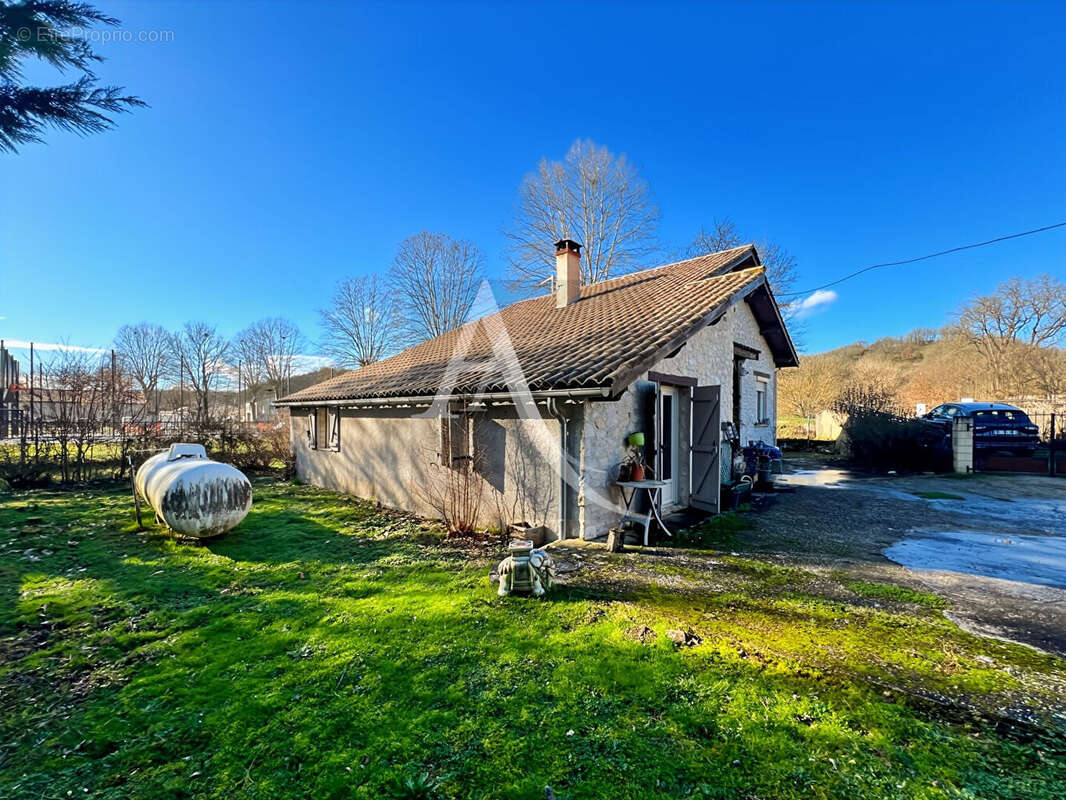 Maison à MONTAIGU-DE-QUERCY