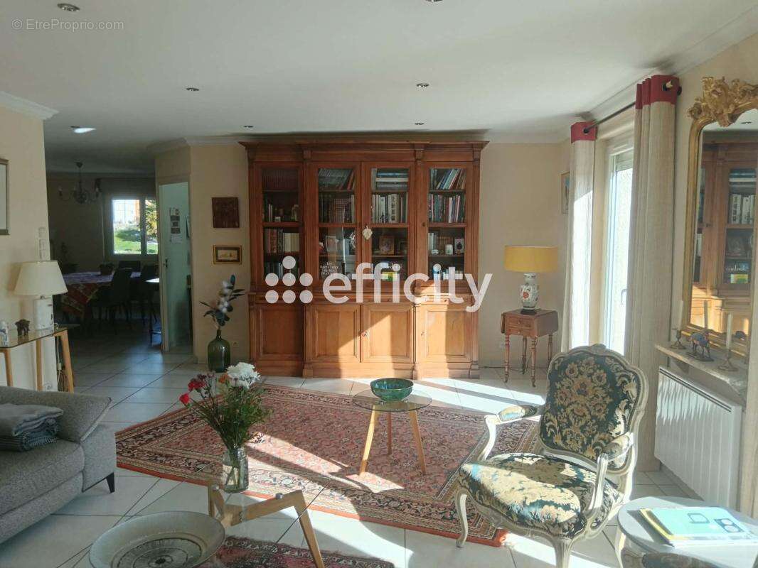 Maison 203 m² à Saint-Just-Saint-Rambert  - photo 10