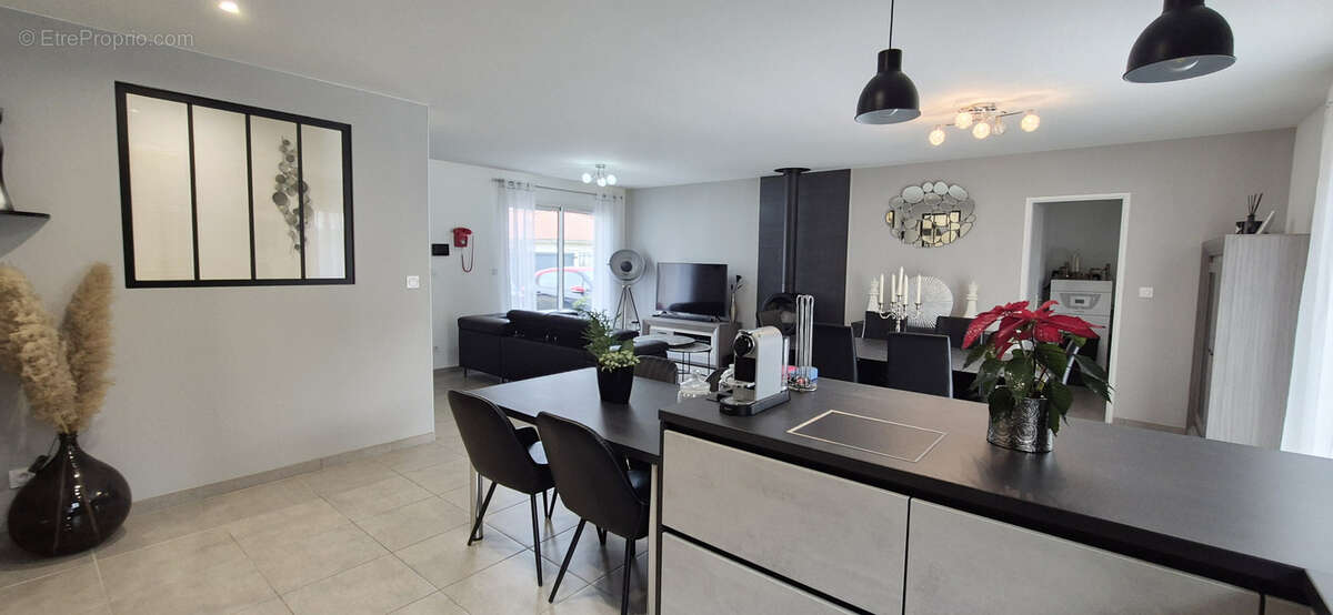 Maison à LA CHAPELLE-DE-LA-TOUR