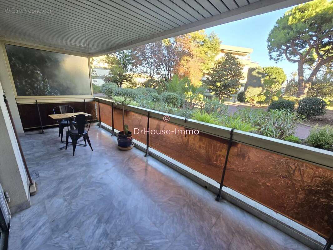 Appartement à SAINT-LAURENT-DU-VAR