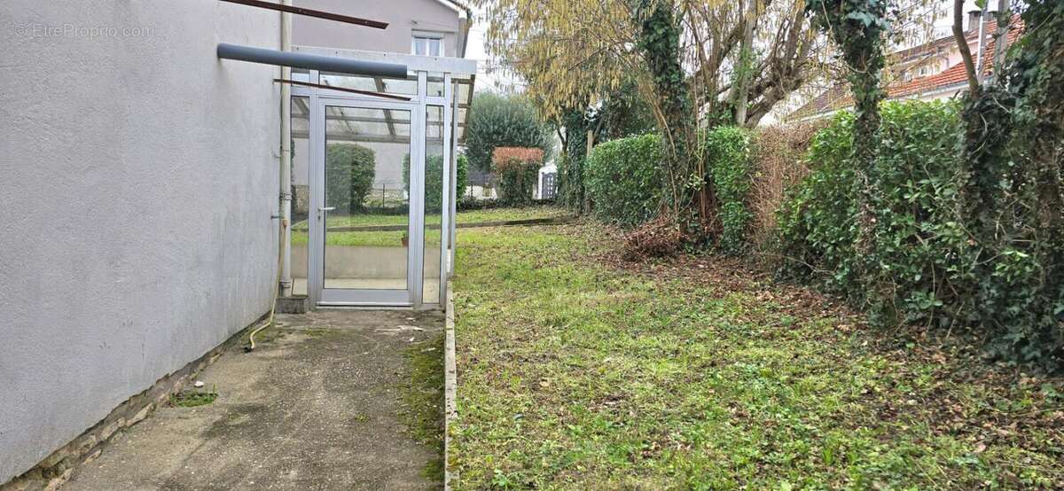 Maison de ville, de type 5, sous-sol, garage et jardin clos de 317 m² - photo 3