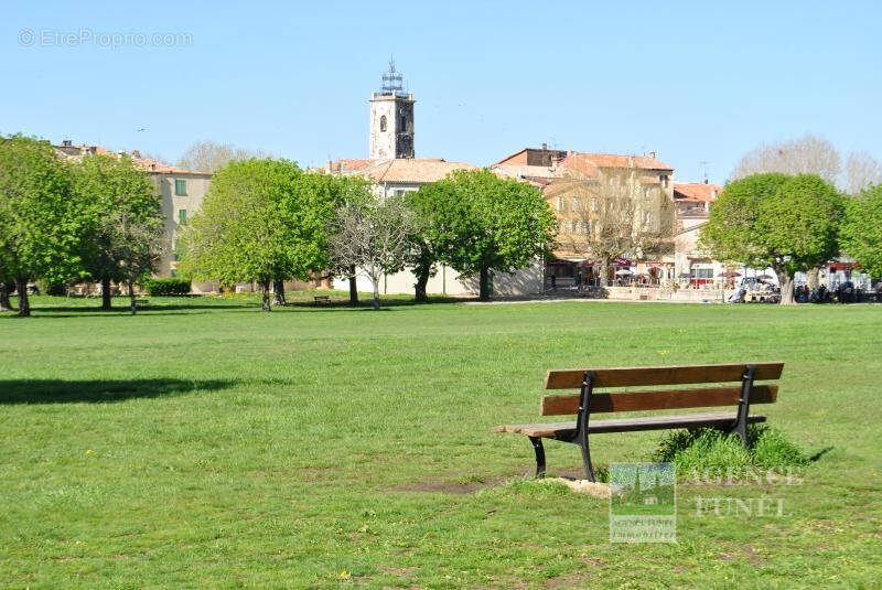 Commerce à SAINT-VALLIER-DE-THIEY