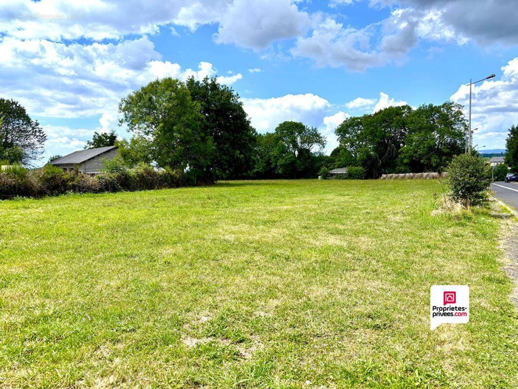 Terrain à CHAPDES-BEAUFORT