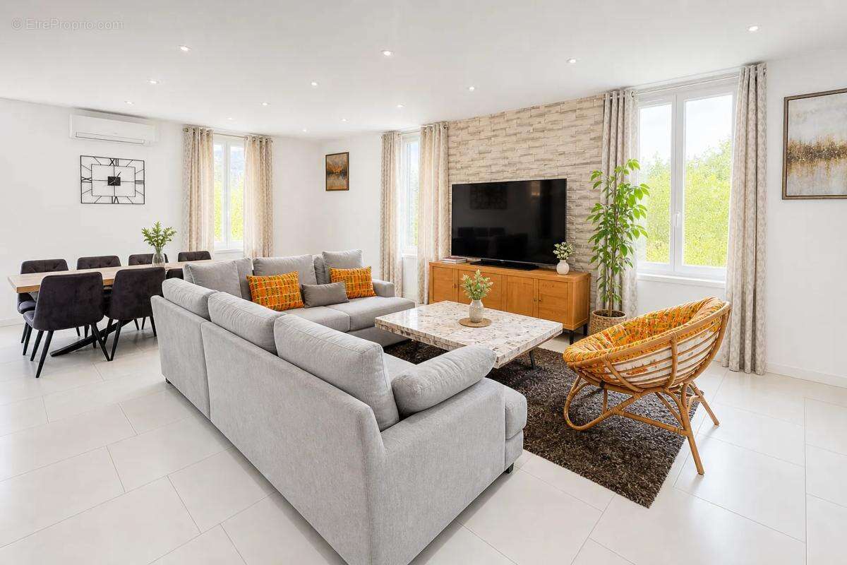 Maison de 10 pièces de 235 m² située à Brens - photo 3