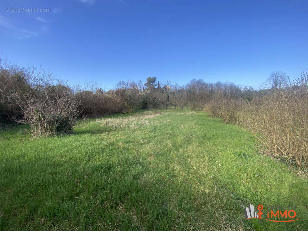 Terrain à VAULX-MILIEU