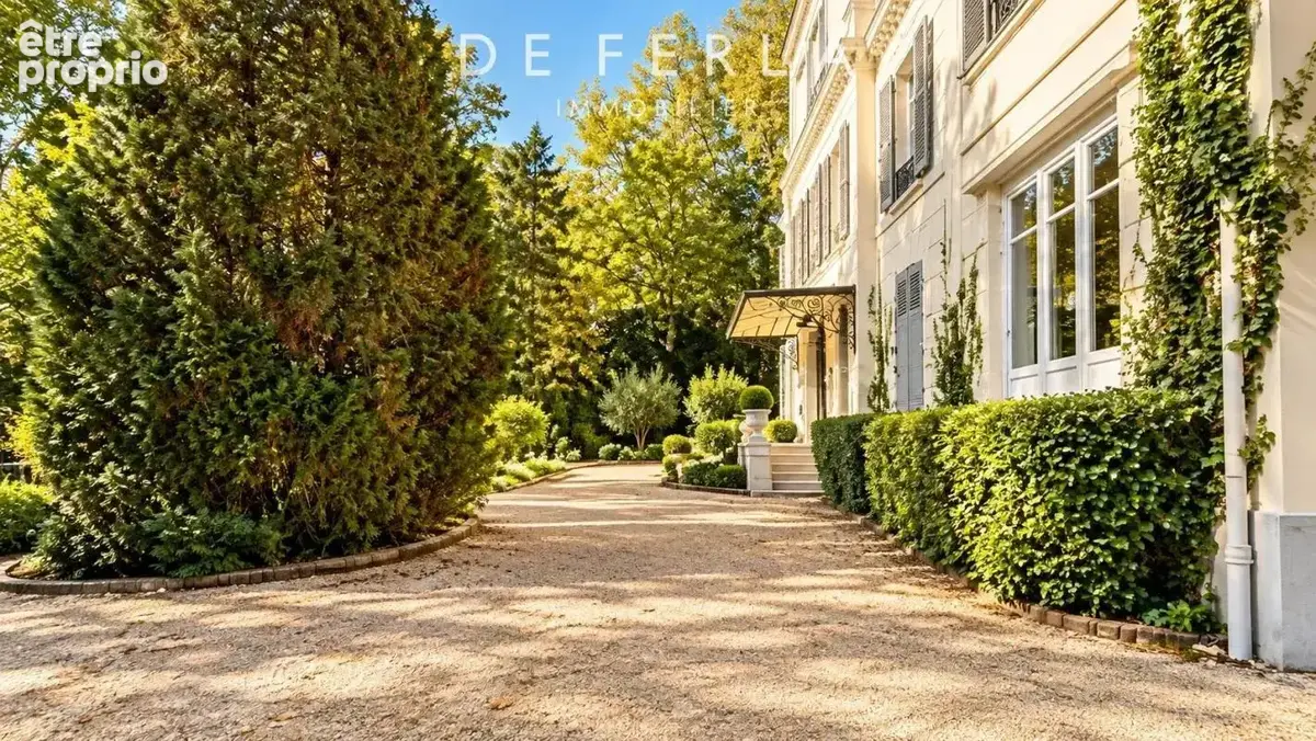 LE Mée-sur-Seine — Une demeure de caractère dans un écrin de verdure - photo 1
