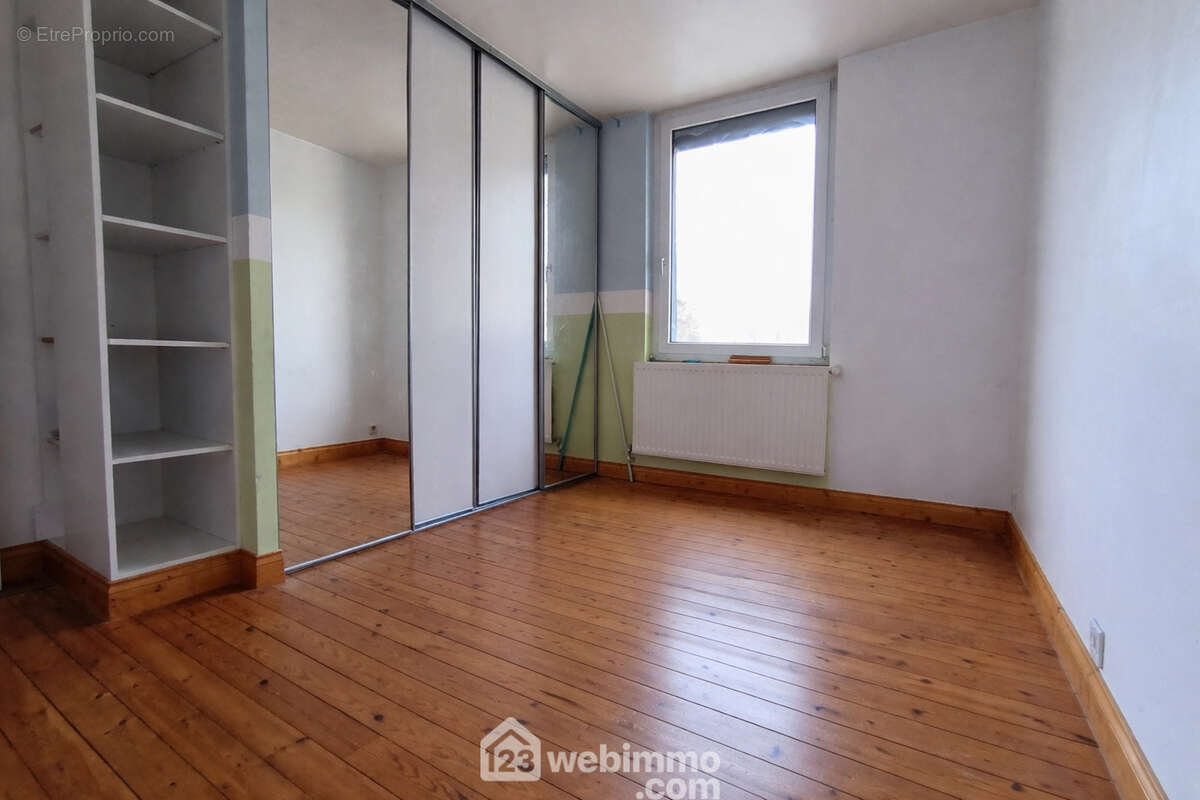 Une deuxième chambre de 11 m² avec dressing - Maison à COURCELLES-SUR-VESLES