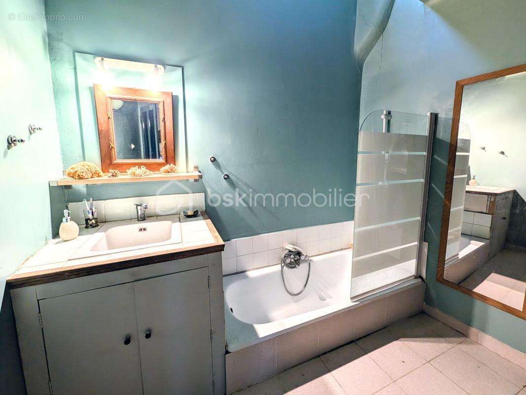 Maison à VIC-LA-GARDIOLE