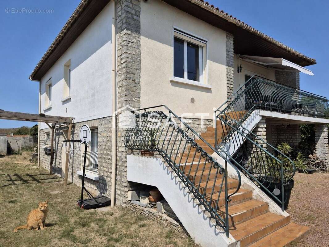 Maison 165 m² à Breuil-Barret  - photo 4