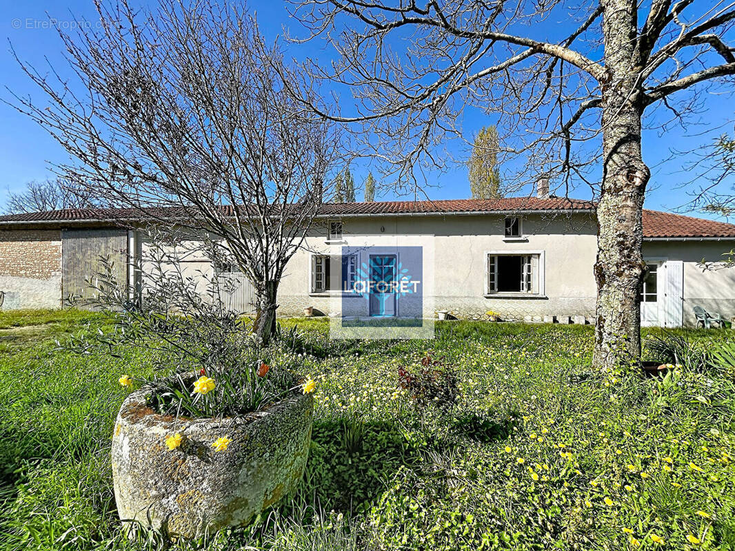 Maison à BARBEZIEUX-SAINT-HILAIRE