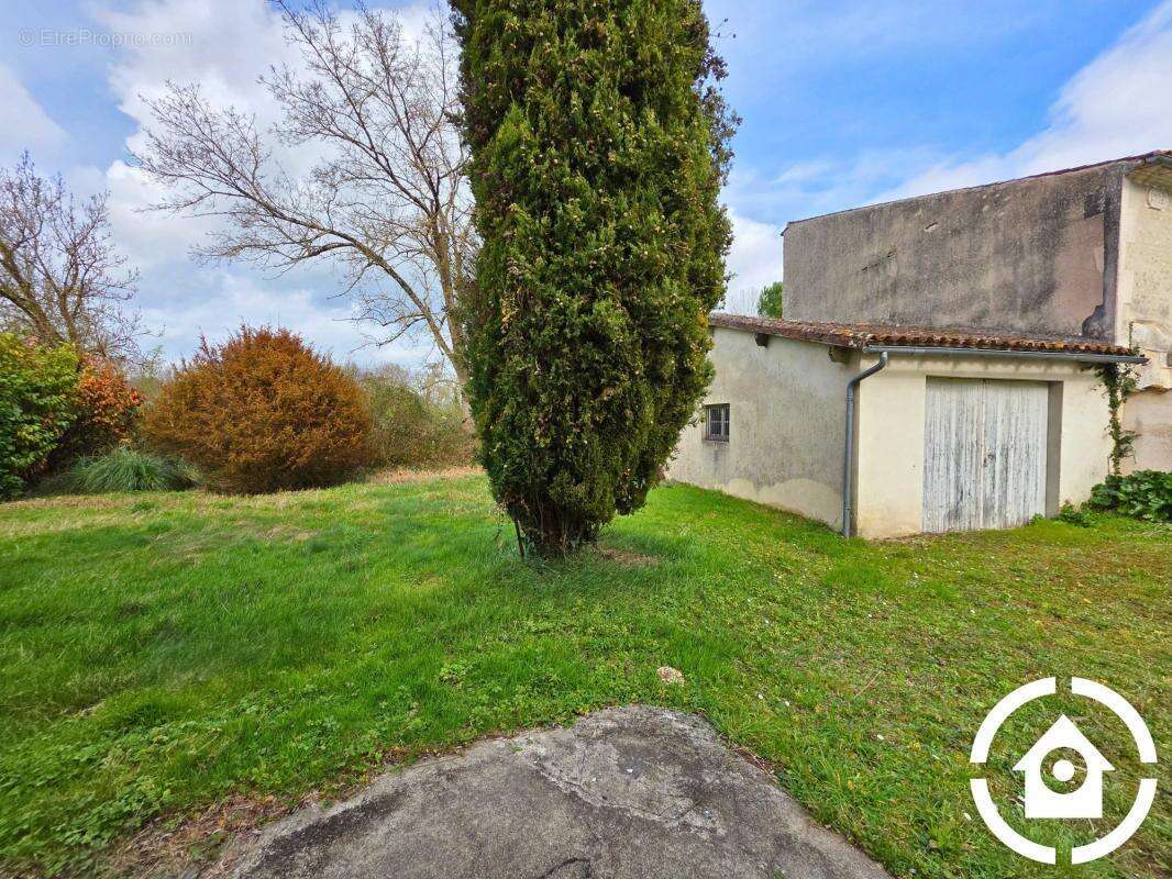 Maison à GENSAC-LA-PALLUE