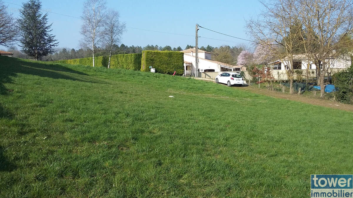 Terrain à GARAT