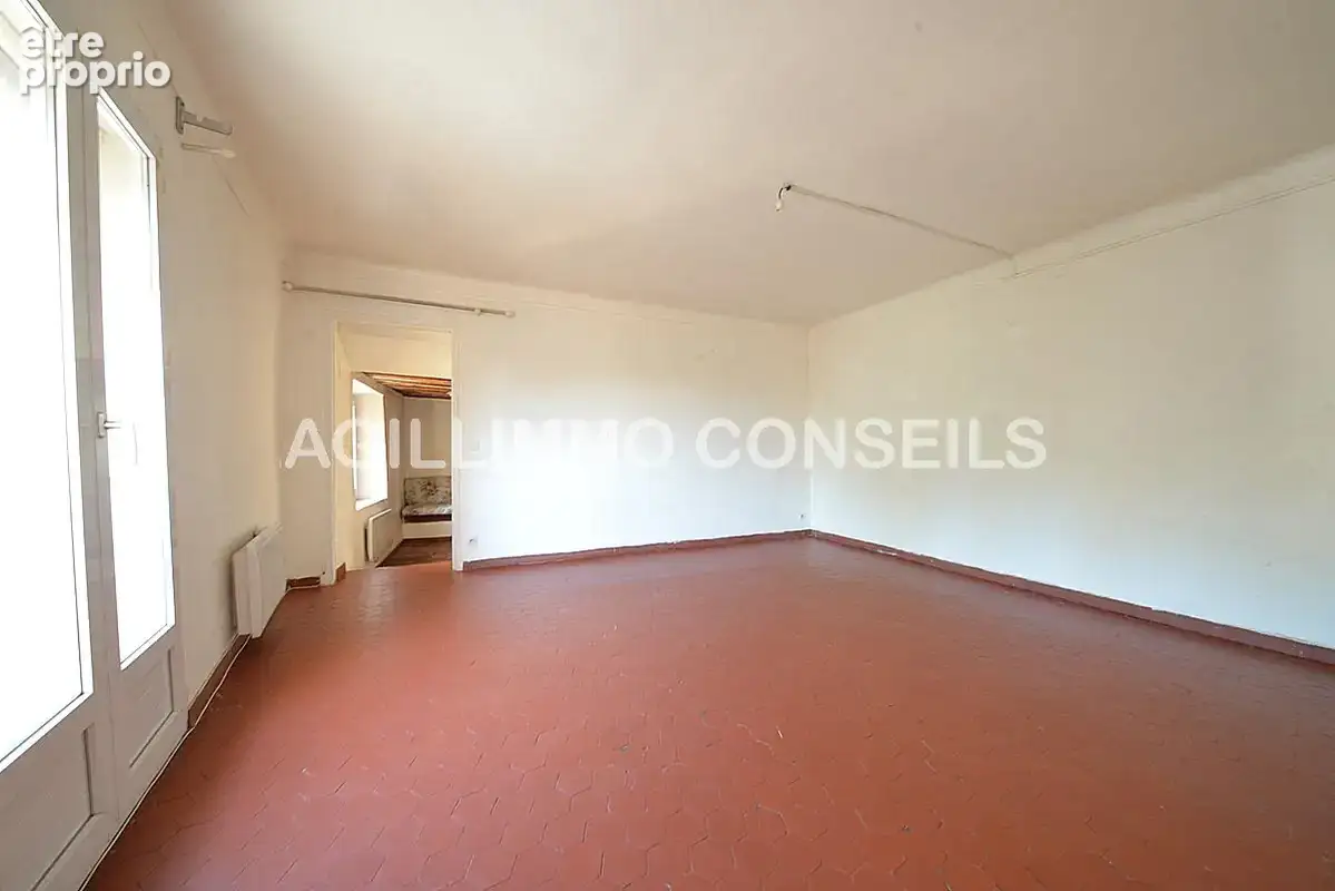 Appartement 2-3 pièces à rénover avec cave dans maison de villag - photo 4