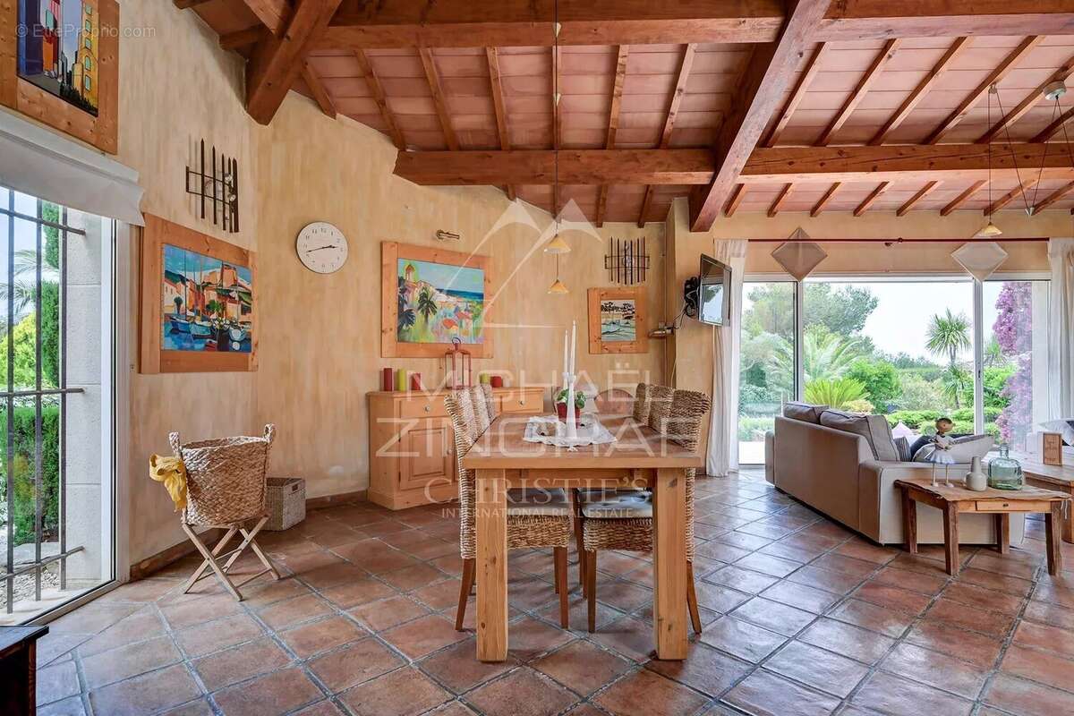 Maison à SAINT-CYR-SUR-MER