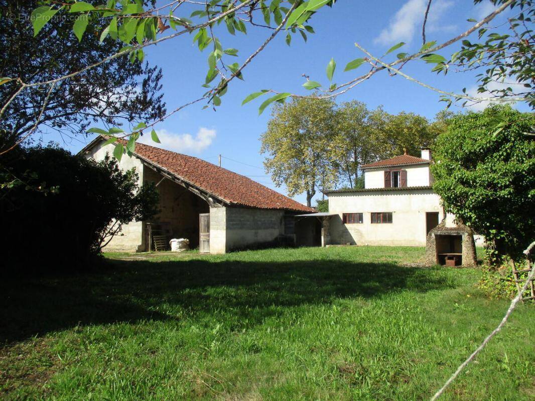 Maison à LARROQUE