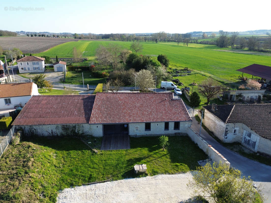Maison à BARBEZIEUX-SAINT-HILAIRE