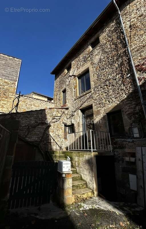 Maison à VIC-LE-COMTE