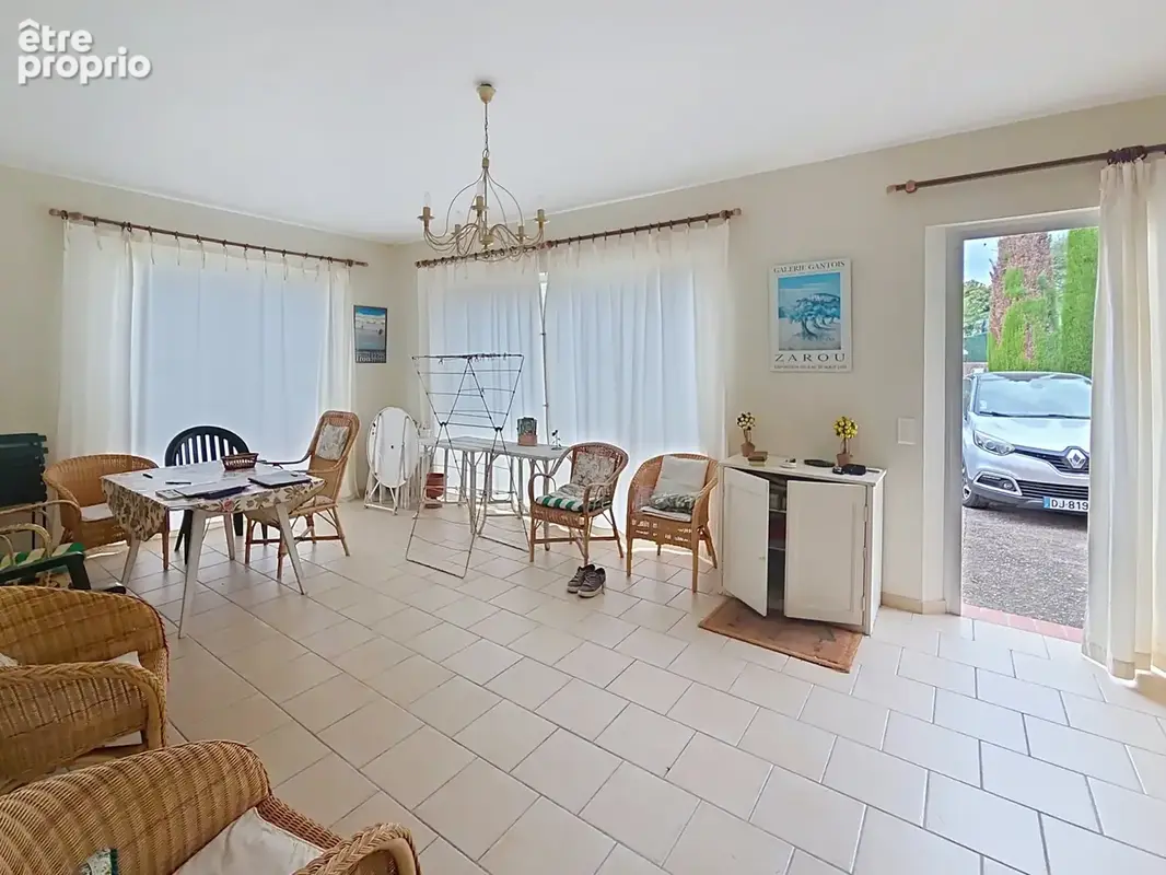 Vence -  villa familiale au fort potentiel   7 chambres, terrain plat de 1 000 m2, exposition plein sud - photo 2