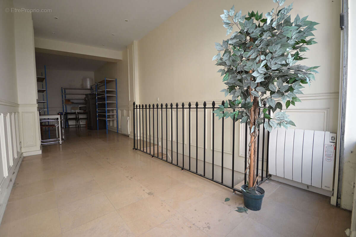 Commerce à PARIS-9E