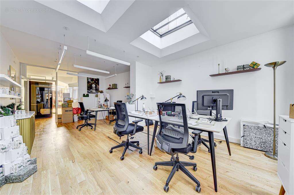 Commerce à PARIS-8E